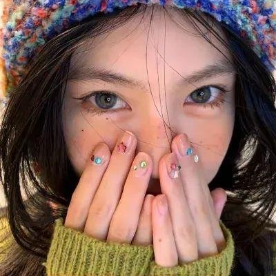 霓虹灯下的圣教士